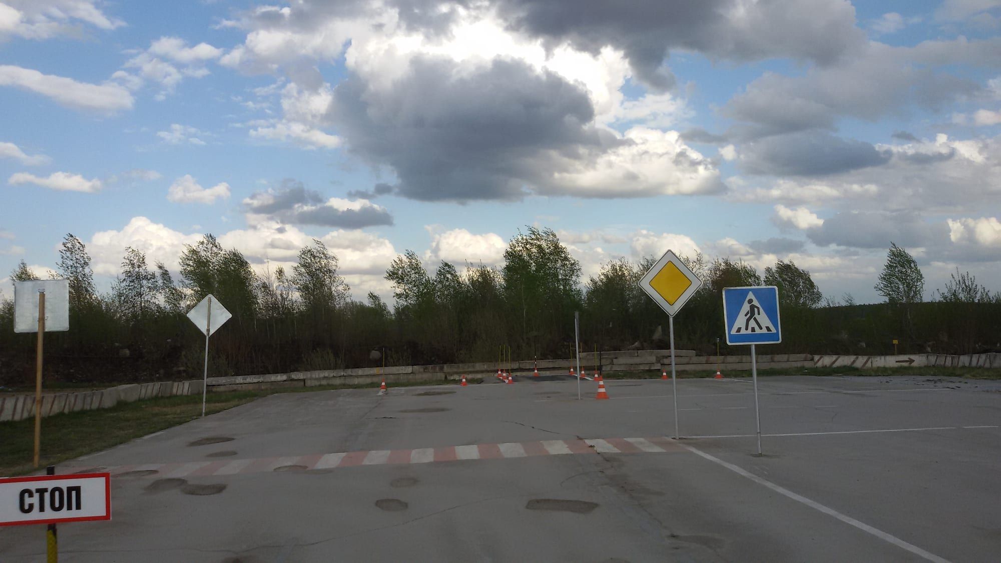 Автодром автошколы: разметка, конусы, знаки «Главная дорога» и «Пешеходный переход»